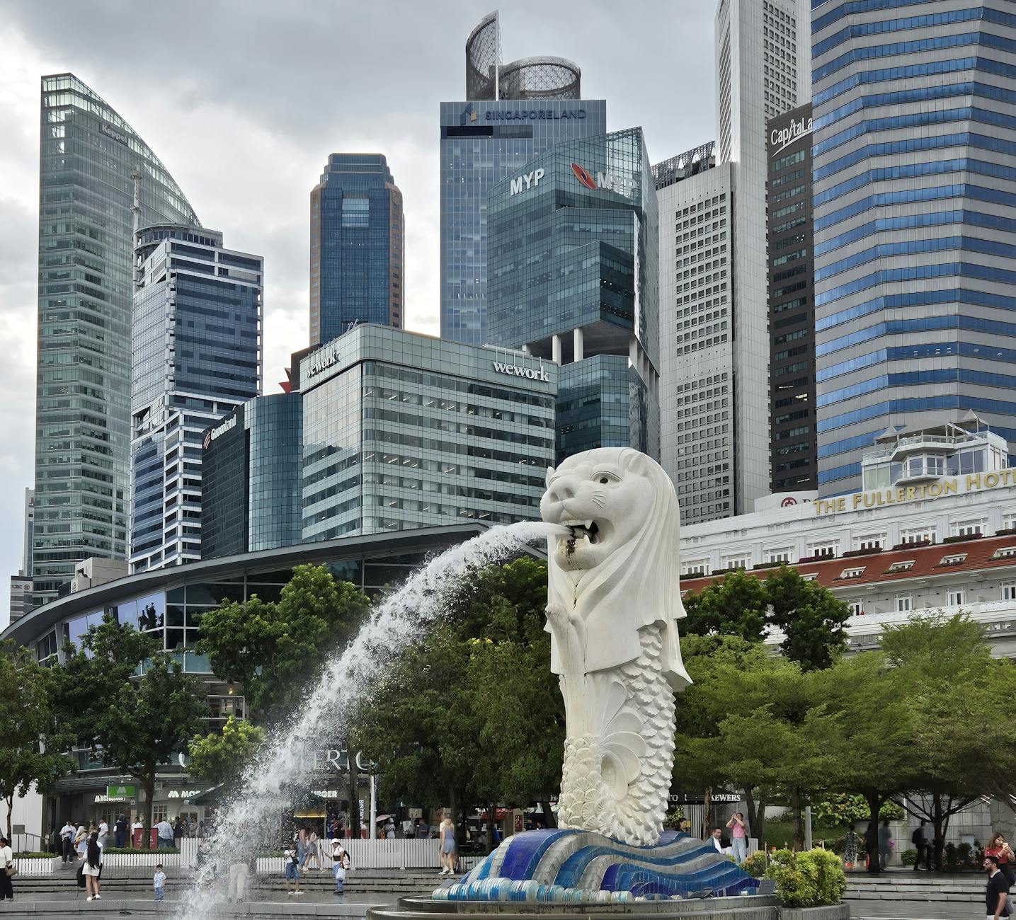 iconic merlion and singapore skyline view